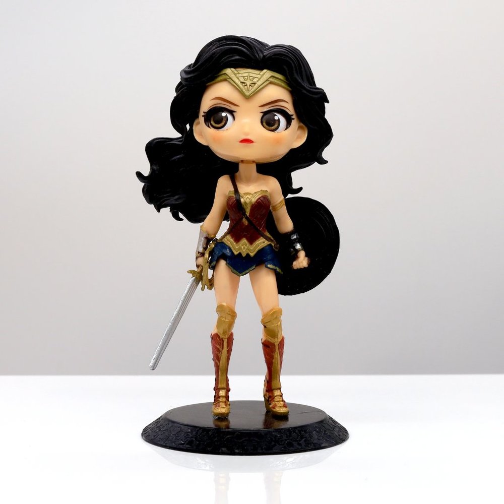 Wonder Woman theme color bracelet with figurine included. - Picture 4 of 4
